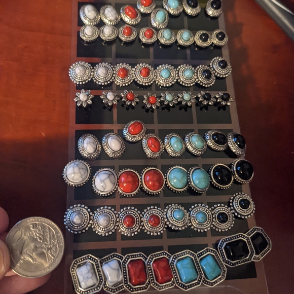 Set of 4 Stud Earrings - 4 colors in a set - Picture 2 of 4